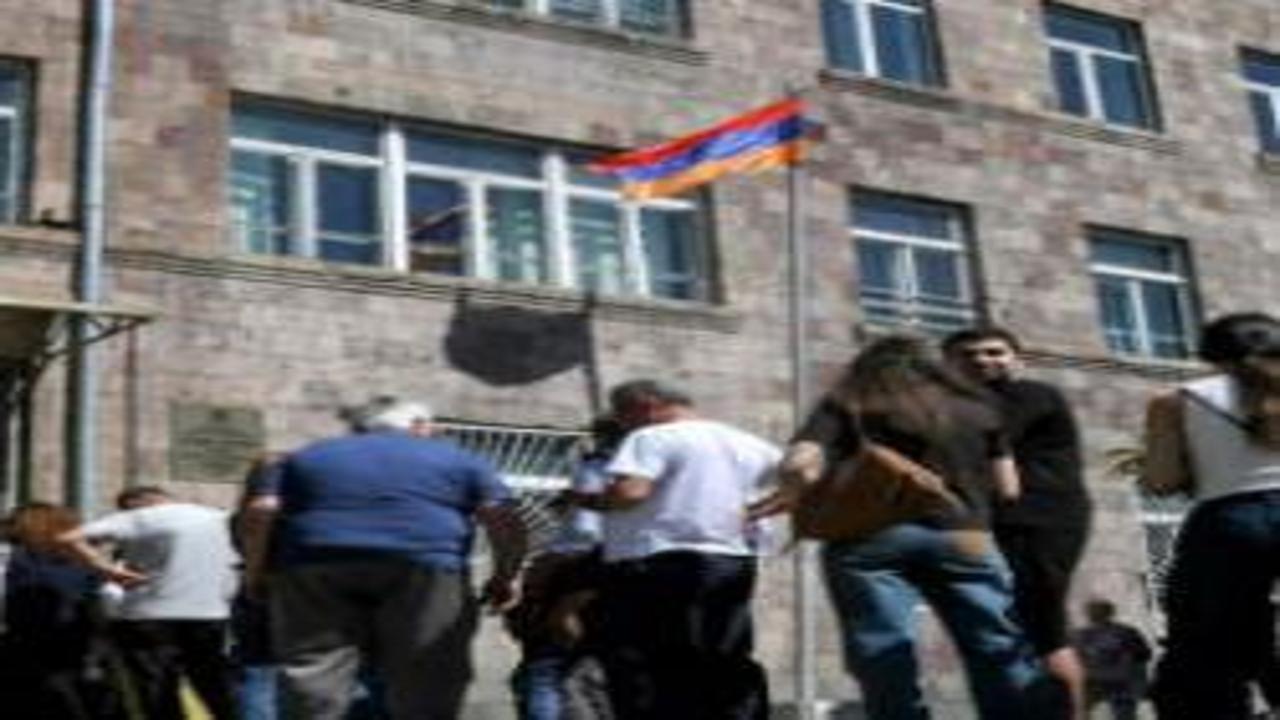 Komşuda sıcak saatler! Oy verme işlemi sona erdi! Ülkenin ba
