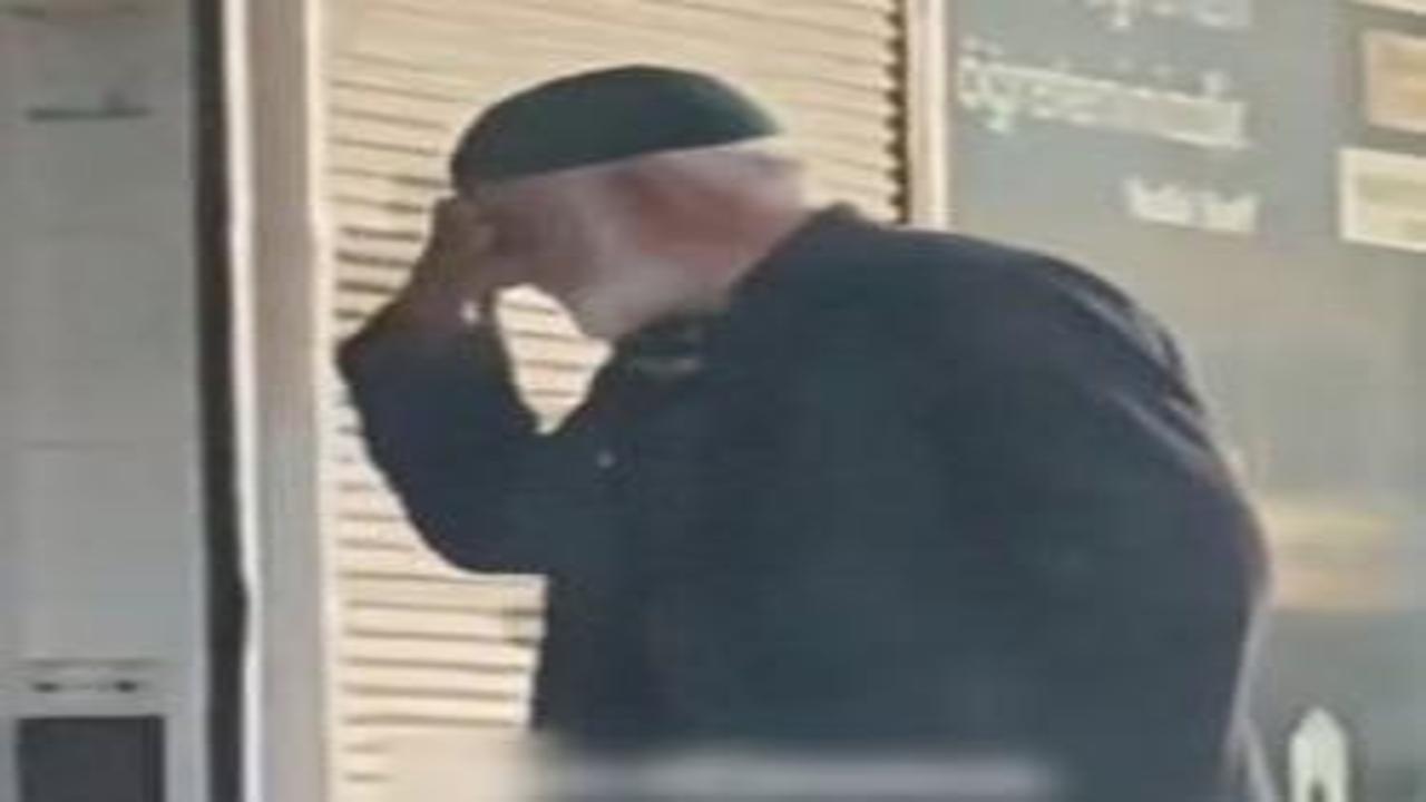 Kutsal topraklara gidemedi: Camdaki Kabe fotoğrafına dokunup hasret giderdi