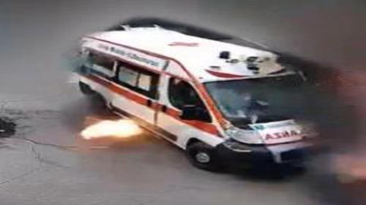 Rusya'nın herson'da ambulansı vurduğu anlar kamerada