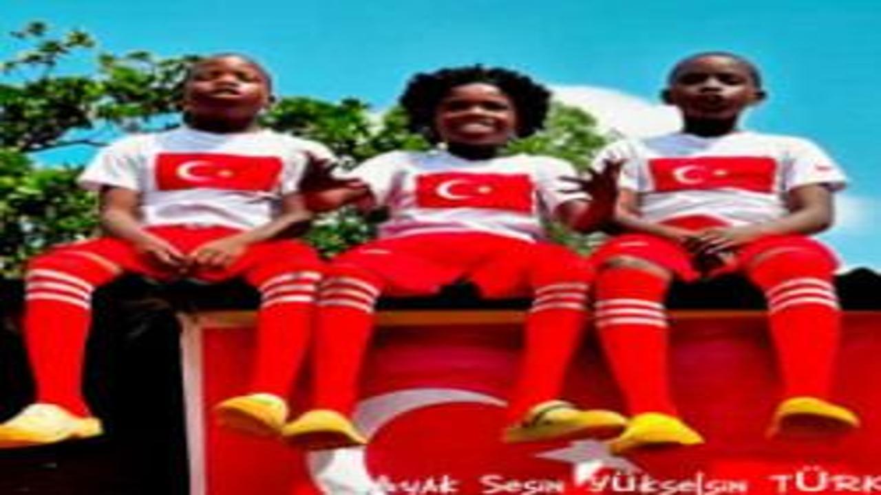 A Milli Takımımıza Afrika'dan tam destek! İlk maç öncesi coşturan şarkı...