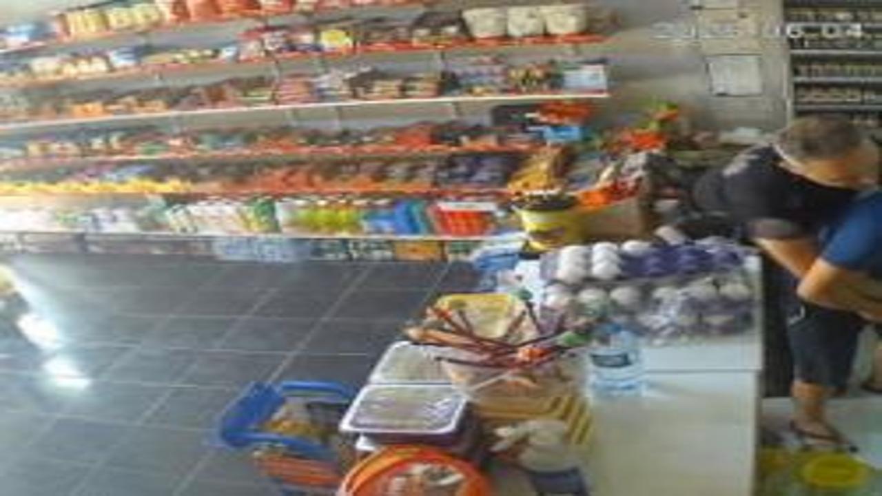 Nefes borusuna şeker kaçan bakkalı, polis kurtardı