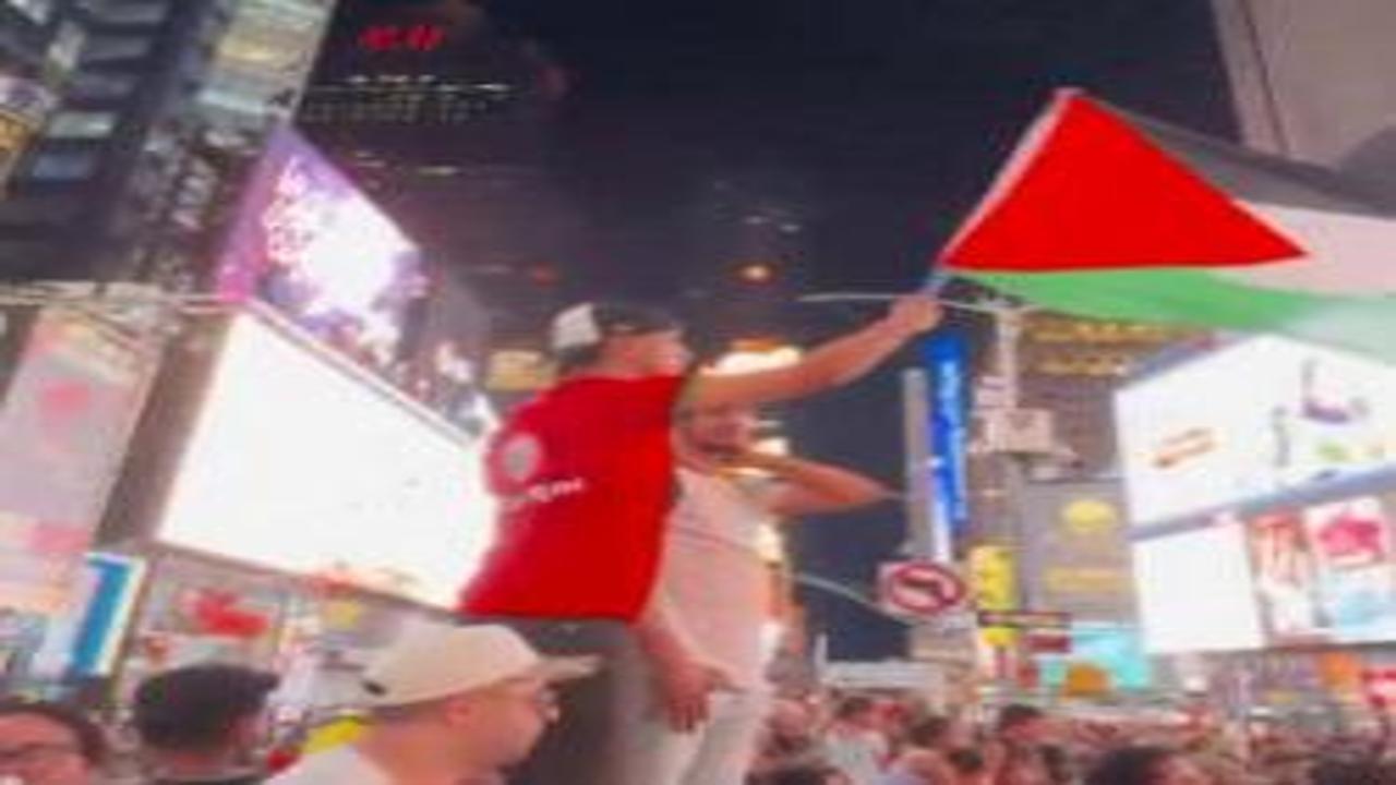Faslı taraftarlardan Times Meydanı'nda Filistin'e destek gösterisi