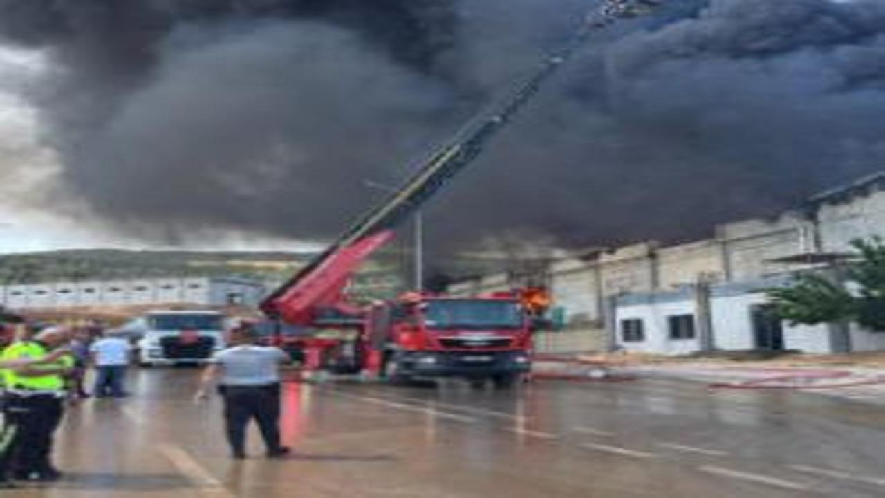 Gaziantep'te korkutan yangın! Fabrikada kara dumanlar yüksel