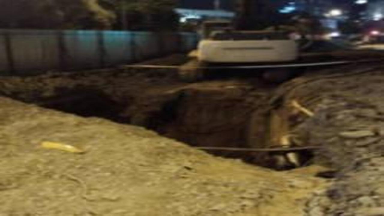 İstanbul'da kontrolden çıkan taksi çukura uçtu