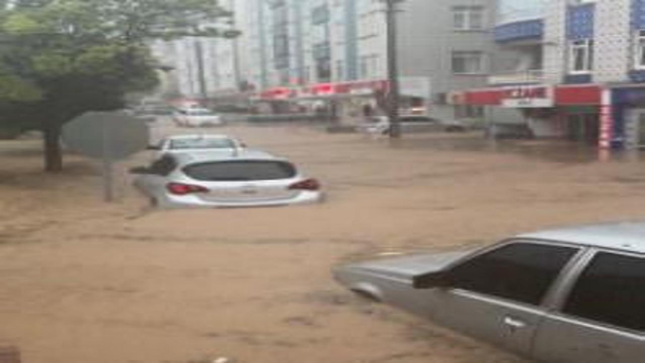 Kırşehir'de son yılların en büyük sel felaketi: Kent merkezi suya gömüldü