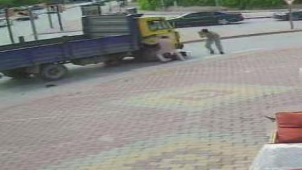 Konya'da kamyonetin altında kalan elektrikli bisiklette can 