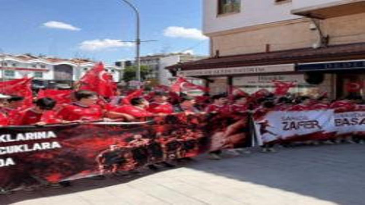 LGS adayları ve Millilere anlamlı destek: Konya’da “Zafer” yürüyüşü