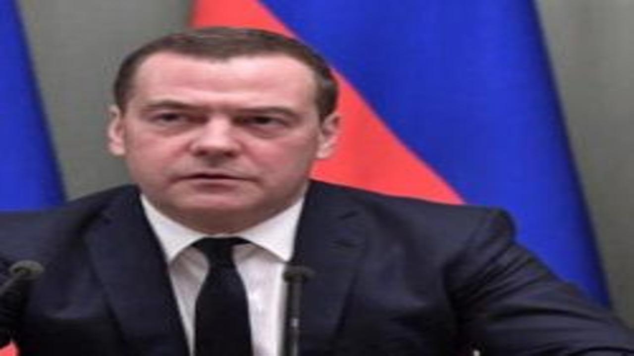 Medvedev AB liderlerinin fotoğraflarını kağıt öğütücüye attı