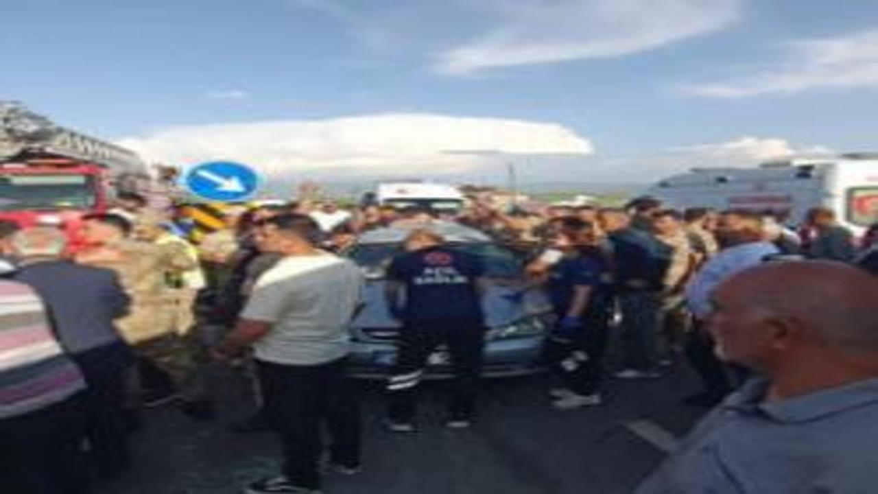 Muradiye'de otomobil ile minibüs çarpıştı: 5 yaralı