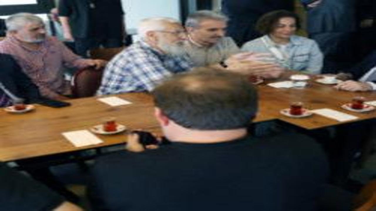 Renkli anlar: Cumhurbaşkanı Erdoğan vatandaşlarla sohbet edip, çay içti!