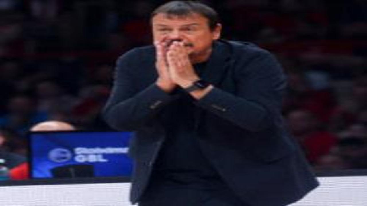 Son maçta yıkıldılar! Ergin Ataman şampiyonluğu ezeli rakibe kaptırdı