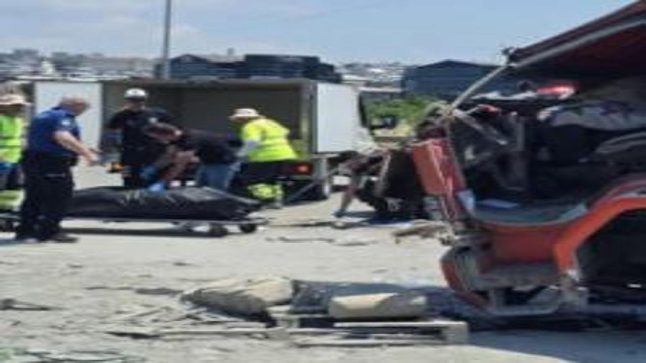 TIR, emniyet şeridinde park halindeki araçlara çar