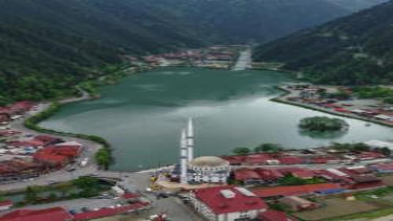 Trabzon’un ünlü turizm merkezine ilgi yoğun! Uzungöl’de yeni