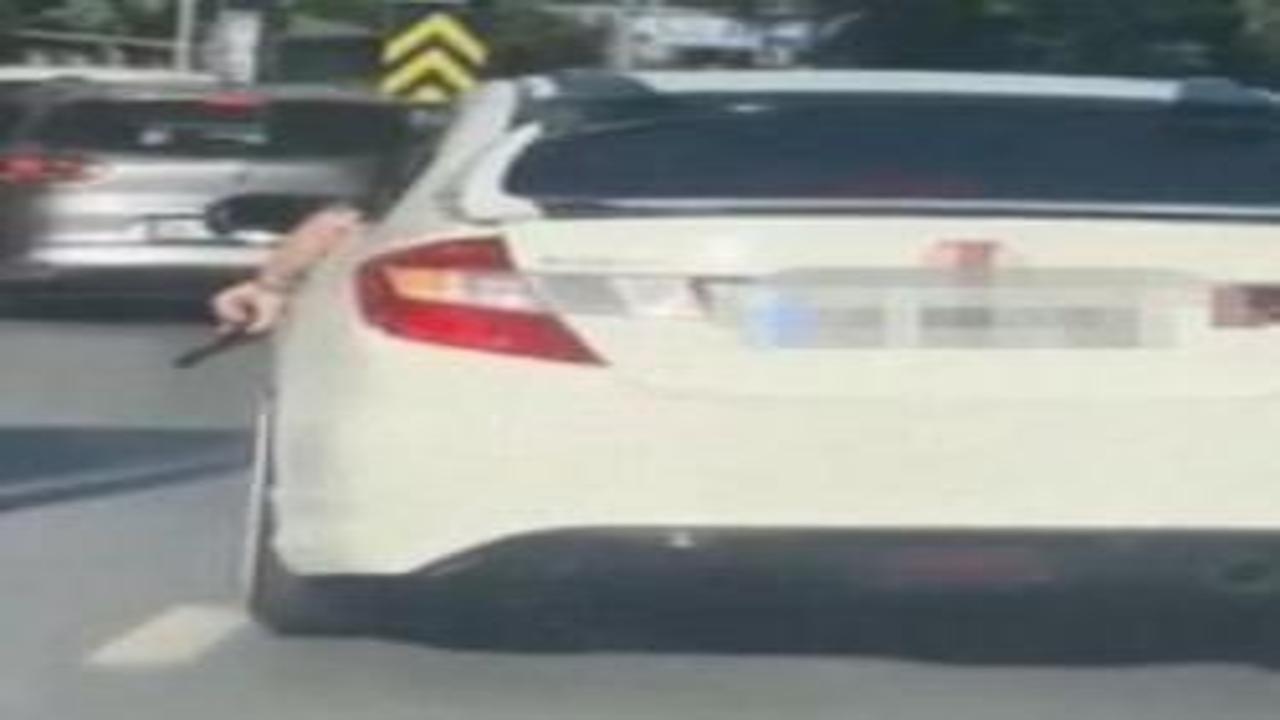 Trafikte silah gösteren şüpheli yakalandı! Silah oyuncak çık