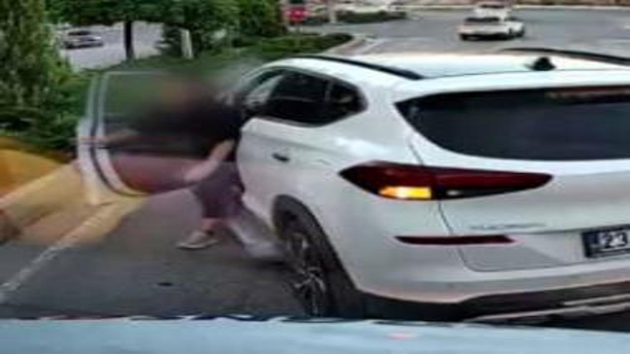 Korna çalınca çılgına döndü: Yol kesen kadın sürücü kamerada