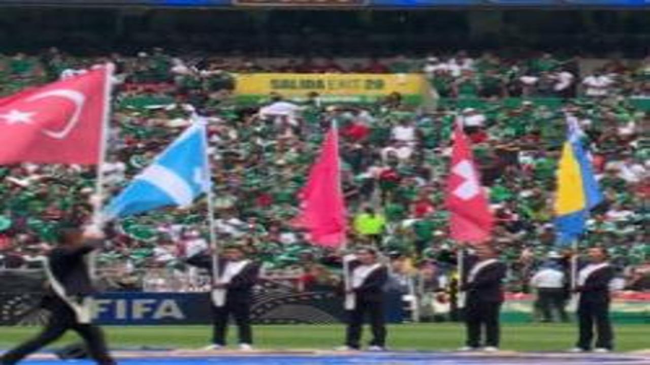 Tüm dünya bu anı izledi! Ay yıldızlı bayrağımız Azteca Stady
