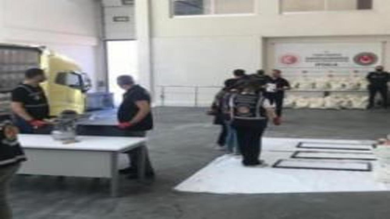 Uyuşturucu tacirlerine darbe: Sınır kapısında 1,5 ton uyuşturucu ele geçirildi