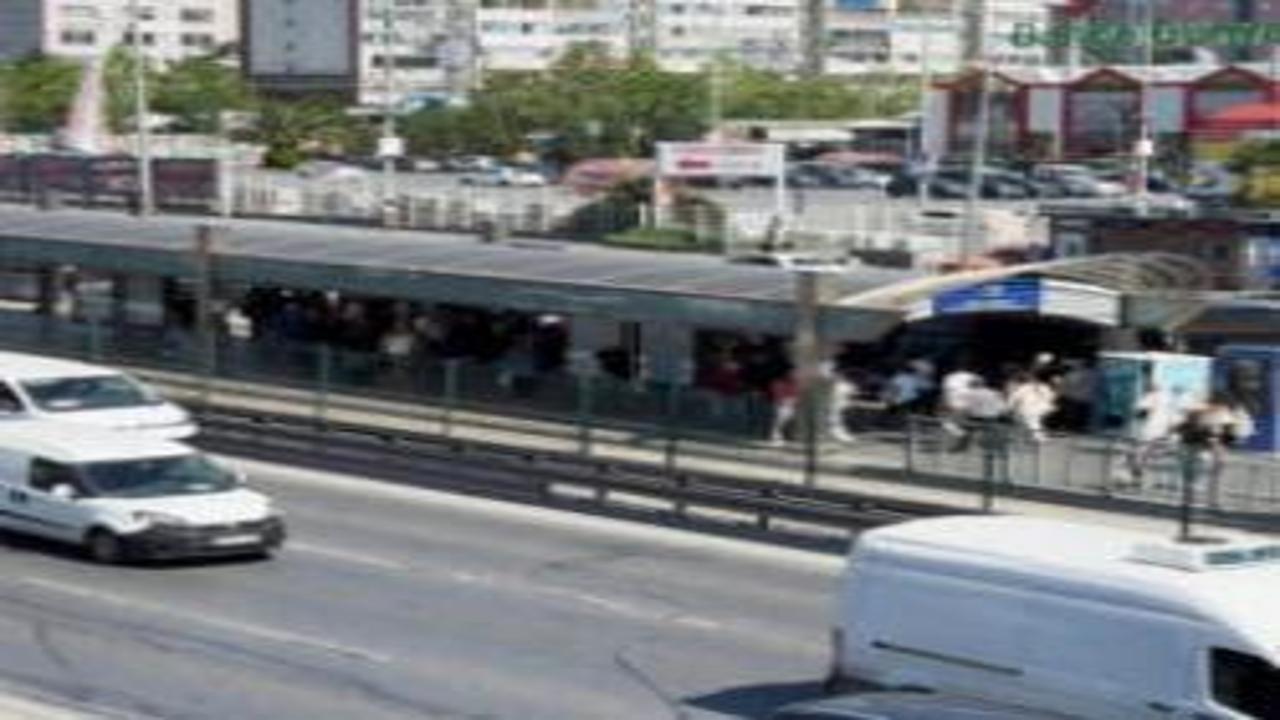 Beylikdüzü'de metrobüste 'yan bakma' kavgası: 1 ölü