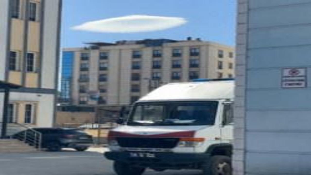 Yüksekova semalarında "UFO" benzetmesi yapılan bulutlar hayran bıraktı
