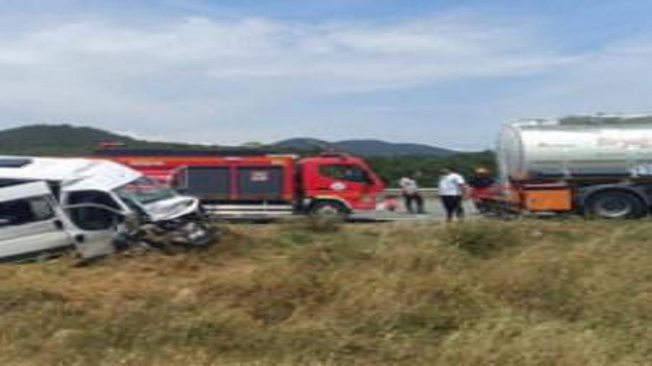 Edirne'de personel servisi, tankere çarptı: 16 yaralı