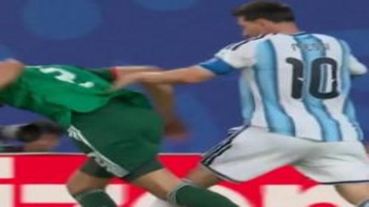 Hakemler 'Üç Maymunu' oynadı! Messi'yi atmaya yürekleri yetmedi