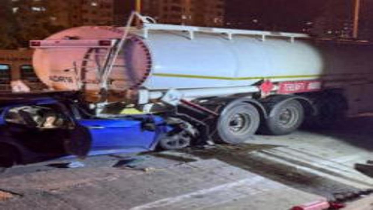Otomobil tıra çarptı: Baba öldü, 2 çocuğu yaralandı