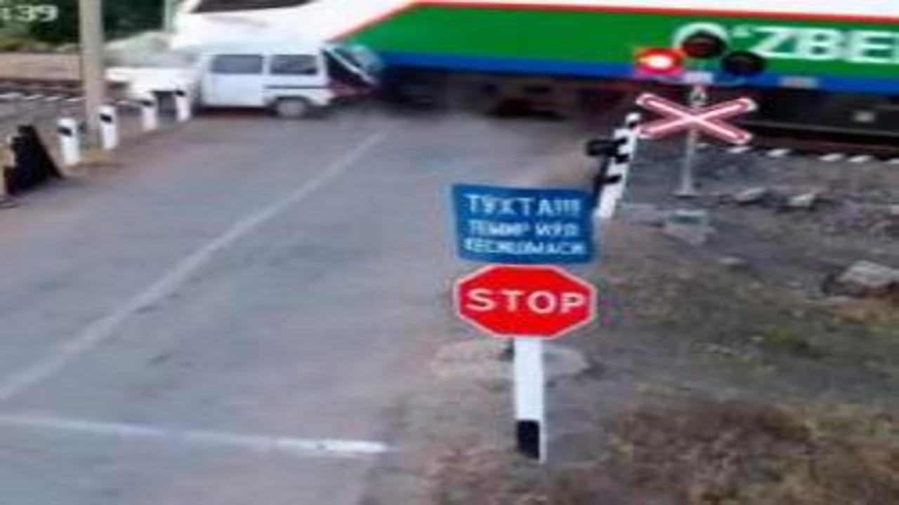 Özbekistan'da ihlal can aldı: Yük treni kırmızı ışıkta geçen araca çarptı