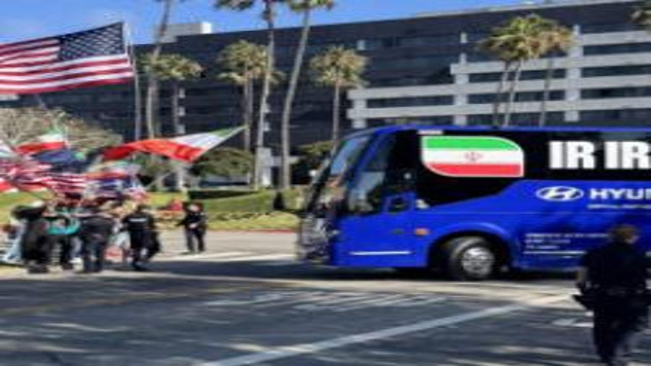 Pehlevi destekçilerinden İran Milli Takımı'na protesto! ABD ve İsrail bayrağı açtılar