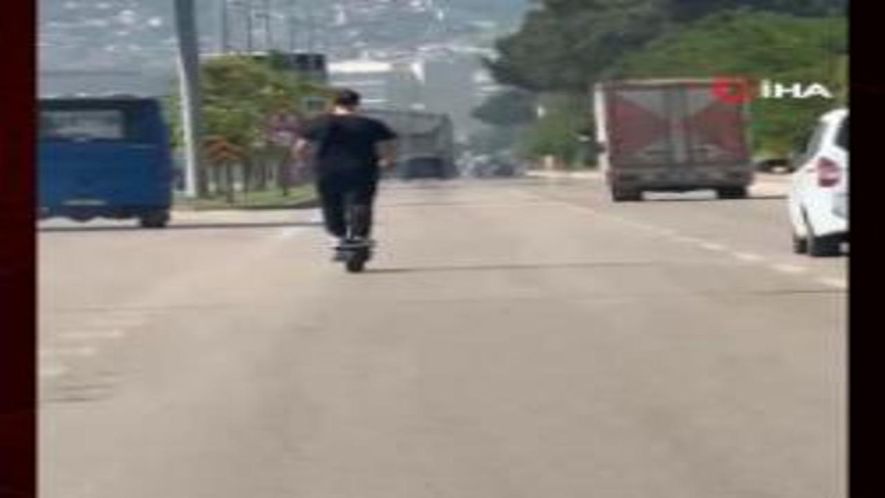 Elektrikli scooter sürücüsü kurallı ihlal etti canını hiçe saydı