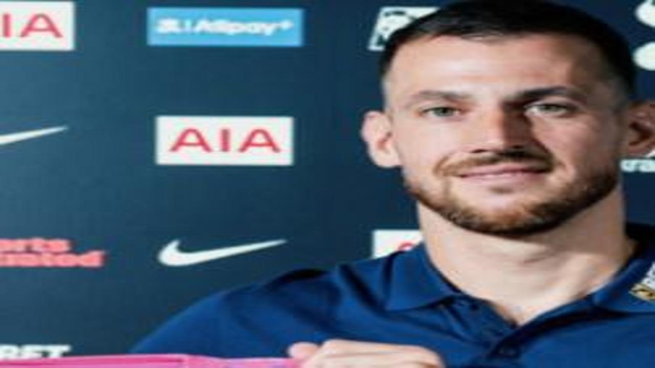 37 yaşında İngiliz devine imza attı
