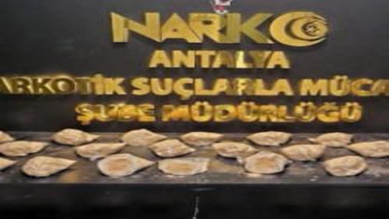 Antalya'da narkotikten rekor darbe: Lüks aracın bagajından 34 paket eroin fırladı!
