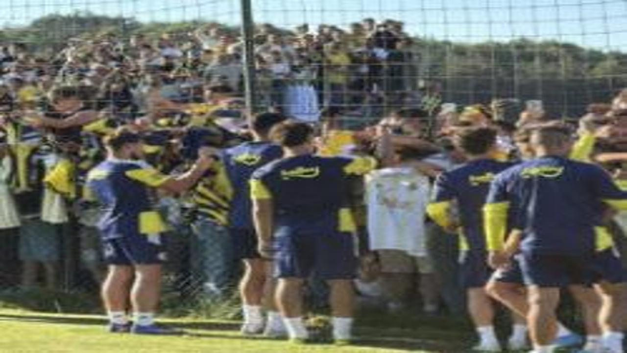 Binlerce taraftar Fenerbahçe'yi yalnız bırakmadı!