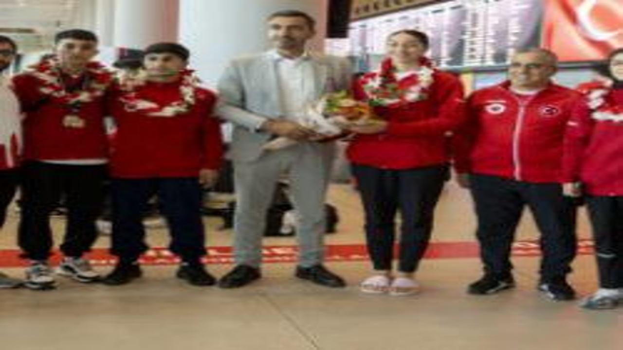 Çiçeklerle karşılandılar! Milli sporcular yurda döndü
