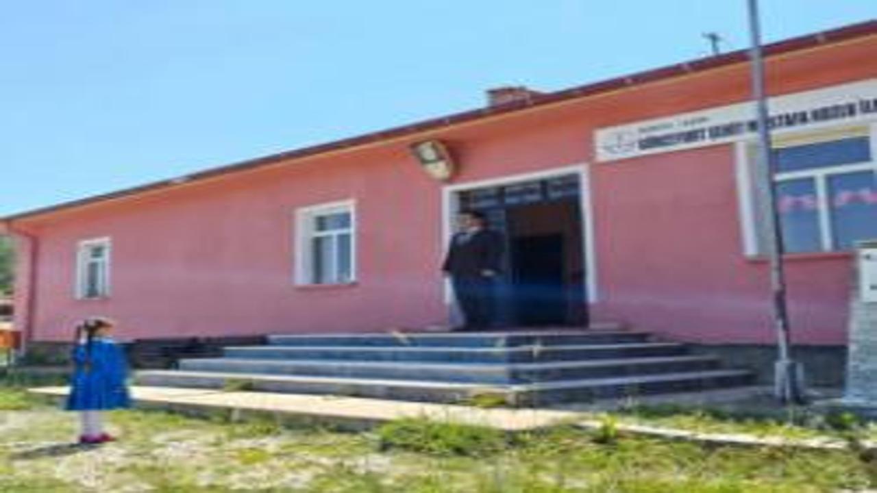 Okulun tek öğrencisi karnesini aldı