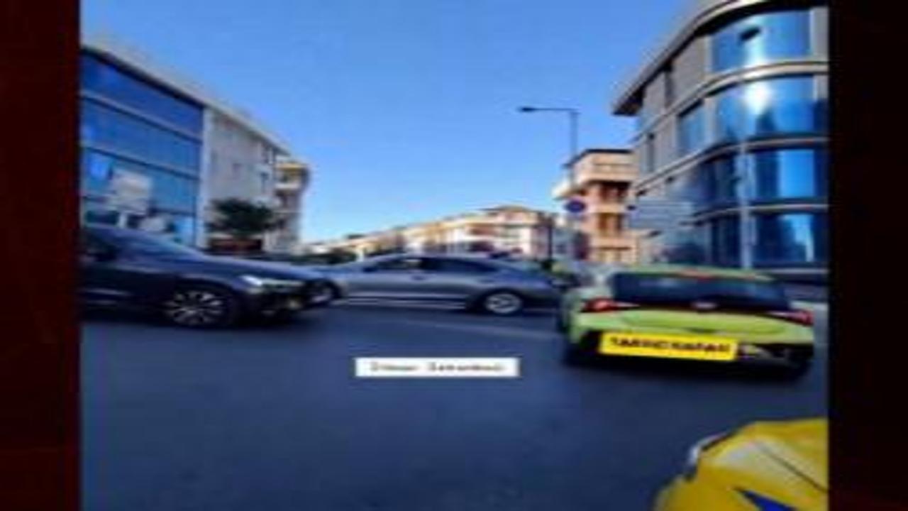 İstanbul trafiğinde üç kadın sürücünün yol vermeme inatlaşması trafiği kilitledi...