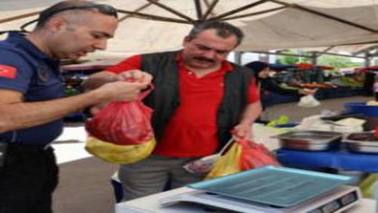 Zabıta pazar çıkışına terazi kurdu: Vatandaş ikinci kez tarttı