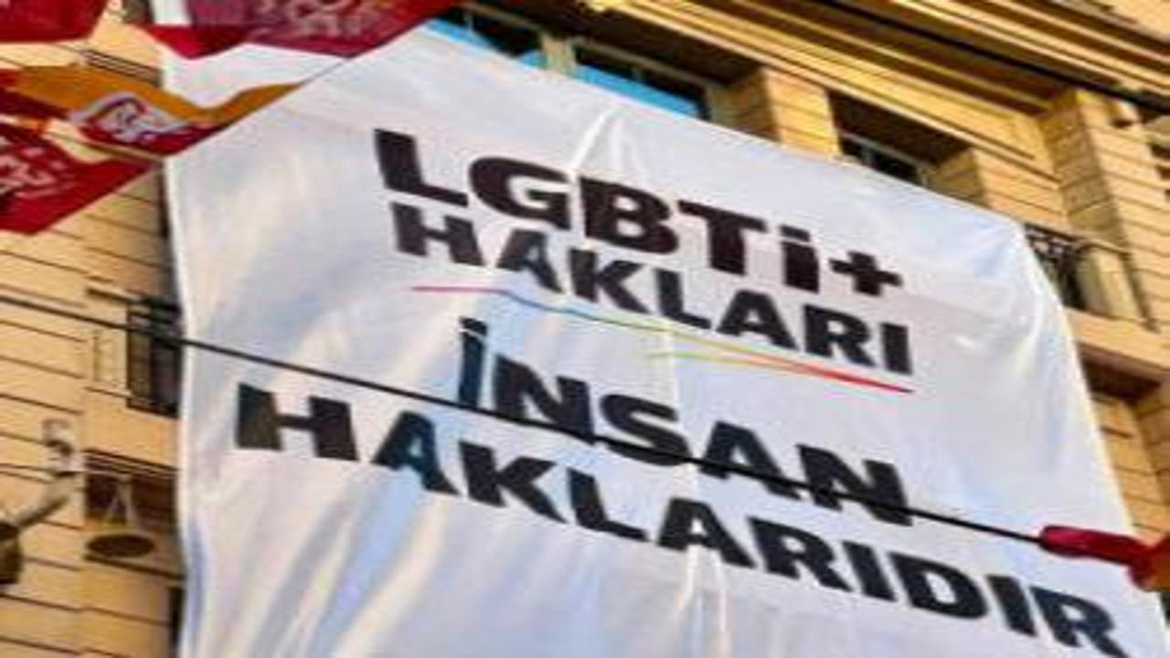 İstanbul Barosu Beyoğlu'ndaki binasına LGBT pankartı astı