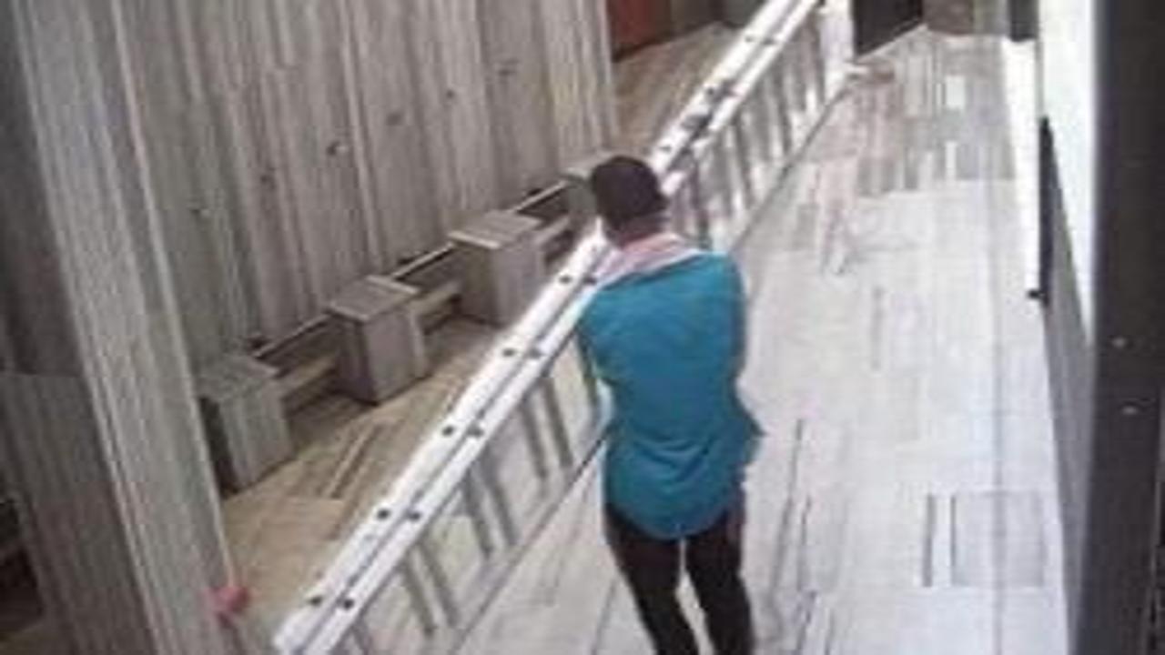 Tuvalet bahanesiyle girdiği restorandan cep telefonu, camiden seyyar merdiven çaldı