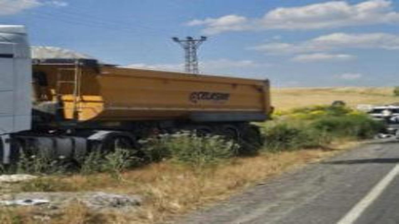 Bulanık'ta kamyonla kamyonet kafa kafaya çarpıştı: 2 ölü, 2 yaralı