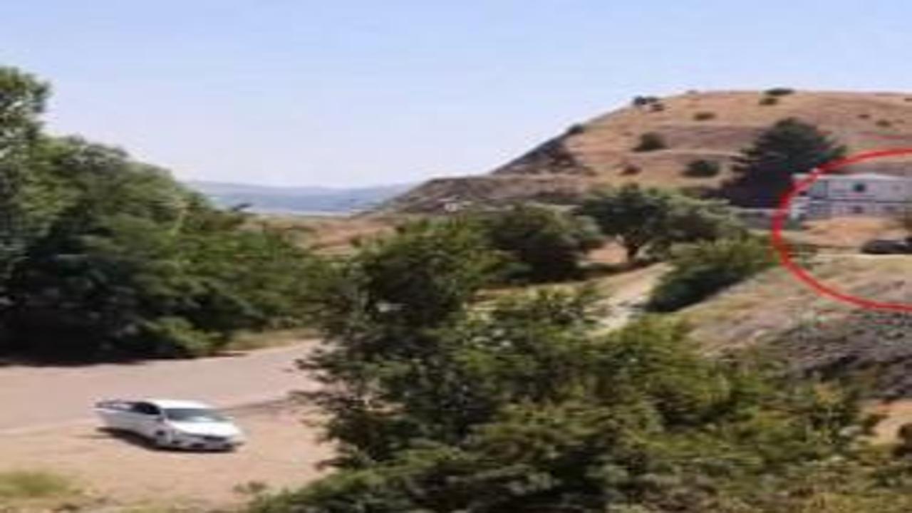 Elazığ’da yolcu treninin, otomobile çarptığı anlar kamerada