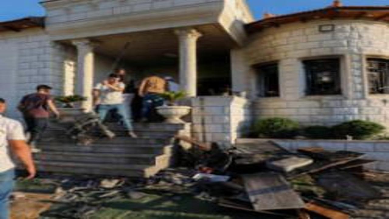 Filistin topraklarını gasbeden İsrailliler Nablus'ta bir evi ateşe verdi