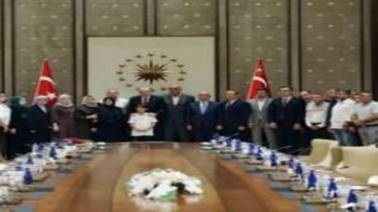 Başkan Erdoğan Kahramanmaraş'taki okul saldırısında ölen öğrencilerin ailelerini ağırladı