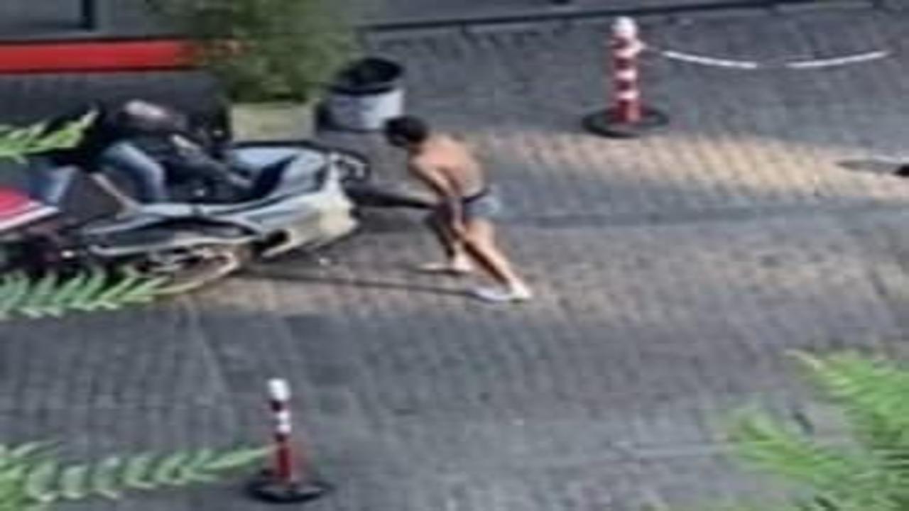 Beyoğlu’nda yarı çıplak motosikletin önüne atladı: Duba ve sopalarla meydan dayağı yedi