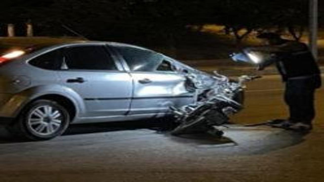 Motosiklet otomobile ok gibi saplandı: 1 ölü, 1 yaralı