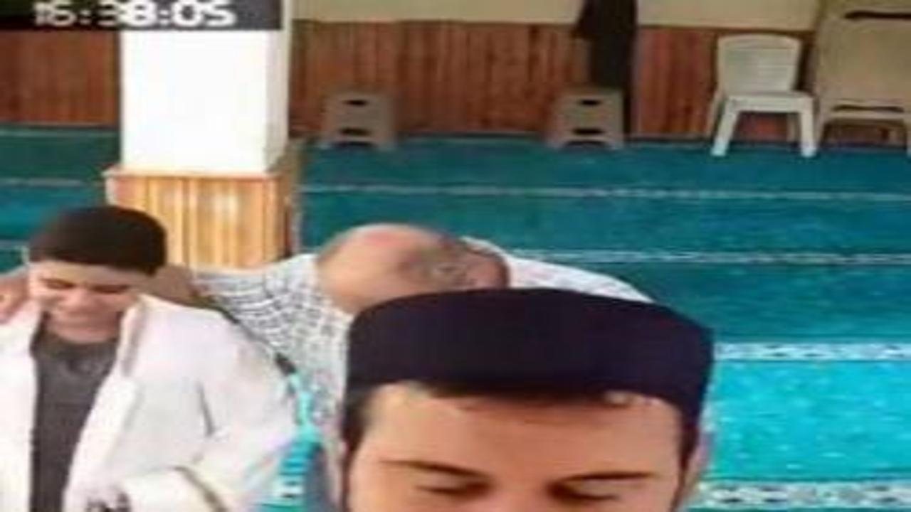 Şortla namaza gelen çocuğa cübbesini veren imamın davranışı takdir topladı