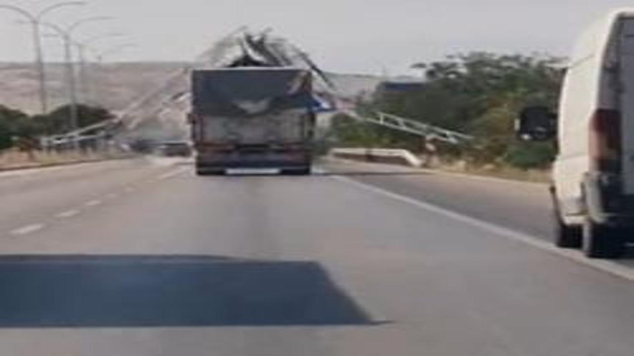 Afyonkarahisar'da açık kalan damper yön levhasını böyle yıktı