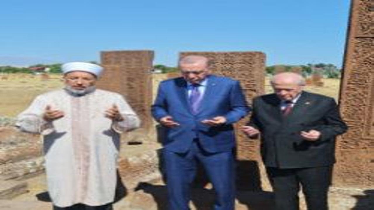 Cumhurbaşkanı Erdoğan ve Devlet Bahçeli Ahlat Selçuklu Kabristanı'nda