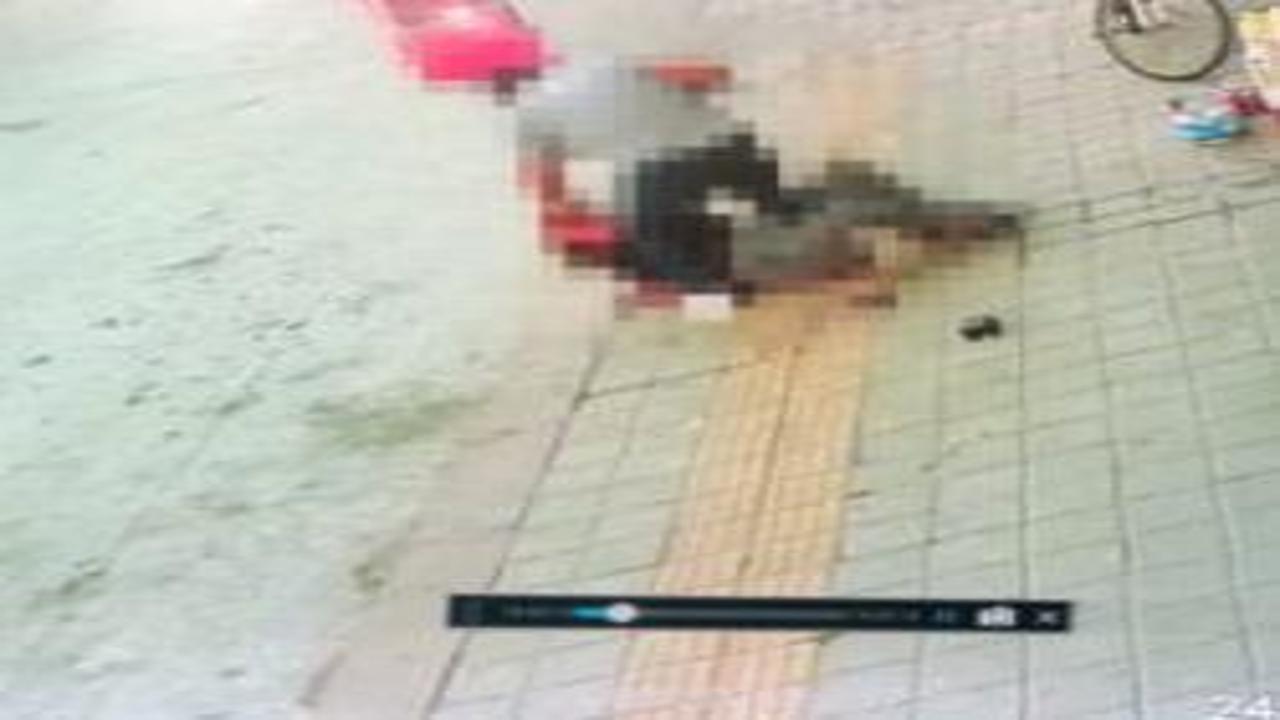 Kütahya’da eski eşinin sokakta bıçakladığı kadın ağır yaralandı; olay anı kamerada