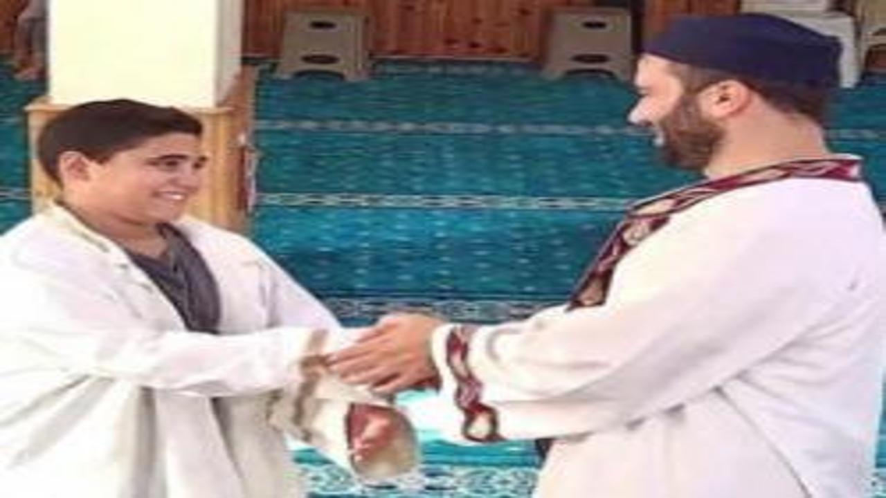 Namaz kılmaya gelen çocuğa imamdan sıcak davranış! O anlar tekrar tekrar oynatıldı