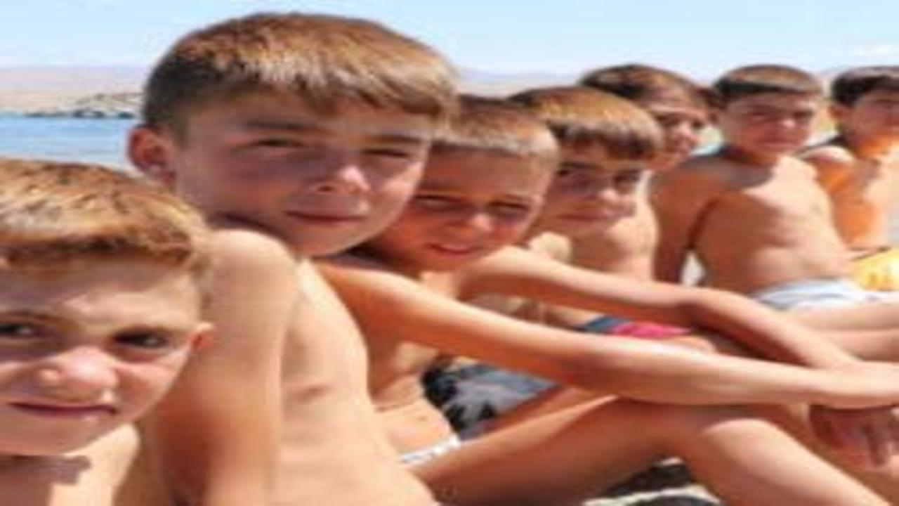 Van Gölü'nün çocuklara sürprizi: Saçları sararıyor